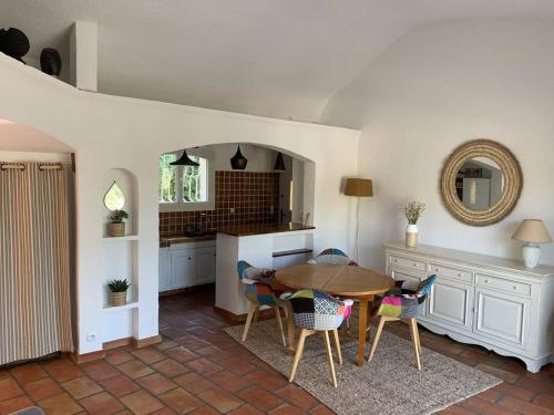 une cuisine avec une table et des chaises dans une pièce dans l'établissement Villa T2 climatisée avec jardin, proche plage, parking et animaux acceptés - FR-1-768-65, aux Issambres