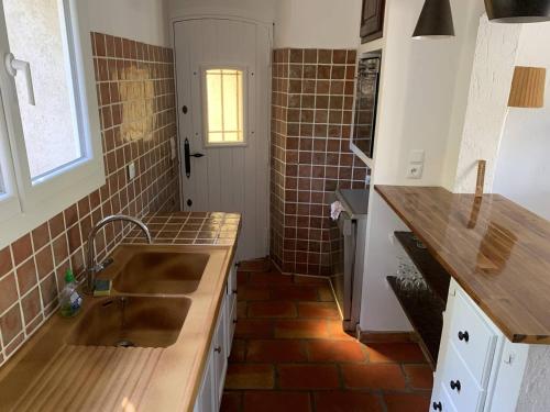 une cuisine avec un évier et un plan de travail dans l'établissement Villa T2 climatisée avec jardin, proche plage, parking et animaux acceptés - FR-1-768-65, aux Issambres