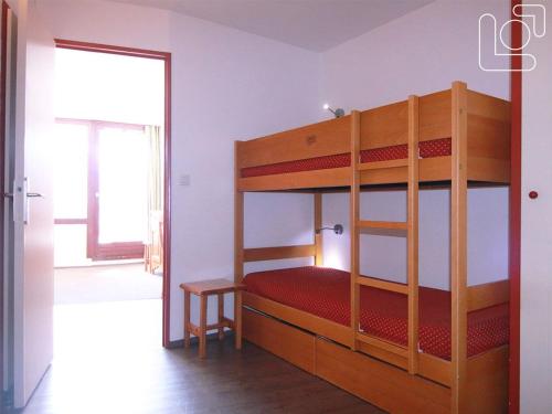 Ce lit superposé se trouve dans un dortoir doté d'une fenêtre. dans l'établissement Appartement 2P, 6 Pers, Balcon Sud/Est, À 100m des Pistes et Commerces - L'Alpe d'Huez - FR-1-405-351, à Huez