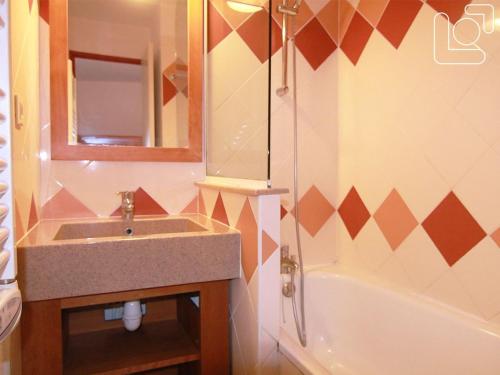 une salle de bain avec un lavabo et une douche avec un miroir dans l'établissement Appartement 2P, 6 Pers, Balcon Sud/Est, À 100m des Pistes et Commerces - L'Alpe d'Huez - FR-1-405-351, à Huez