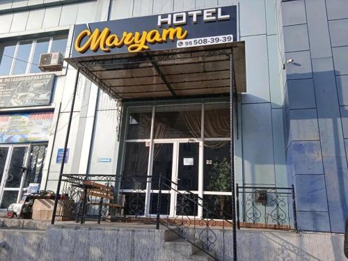 ein Hotelschild auf der Vorderseite eines Gebäudes in der Unterkunft Maryam hotel in Samarkand