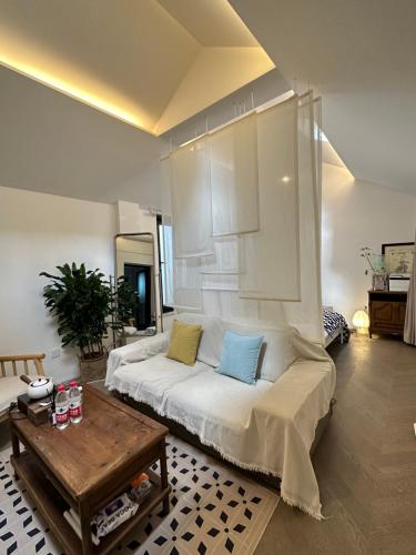 a bedroom with a bed and a table at Shanghai Hills & CoZy Polar B&B in Shanghai