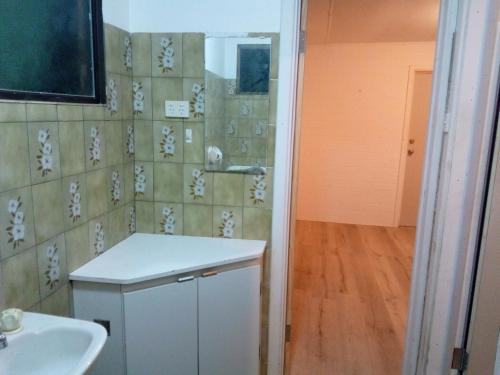 uma pequena casa de banho com um lavatório e um chuveiro em Homestay upon Kenwick Station em Perth