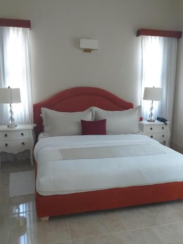 VP18, Lifestyle All Inklusive , Villapark في Gurapito: غرفة نوم بسرير كبير مع مواقف ليلتين