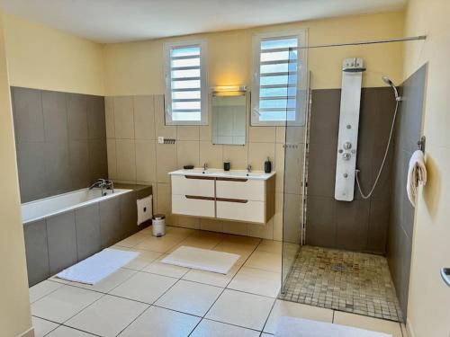 Koupelna v ubytování Villa Maryam avec piscine avec vue mer