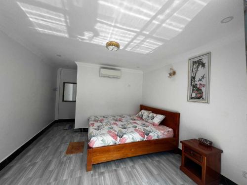 ein Schlafzimmer mit einem Bett in einem Zimmer mit einer Decke in der Unterkunft River Park in Kampot