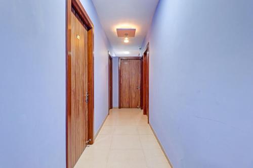 pasillo con 2 puertas y suelo de baldosa en OYO Hotel Four S, en Haridwar
