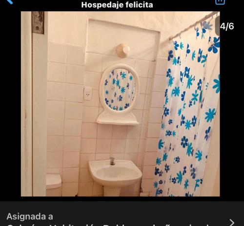 baño con lavabo y aseo y ventana en Hospedaje Felícita en Pimentel