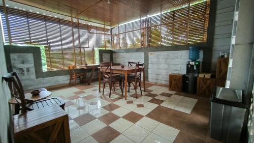 - une cuisine avec une table et des chaises dans la chambre dans l'établissement Pondok Kartini Jepara, à Jepara