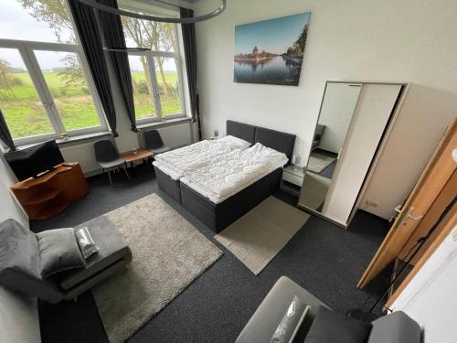 una camera con un letto e uno specchio di Ecolodge Loft a Oesterdeichstrich