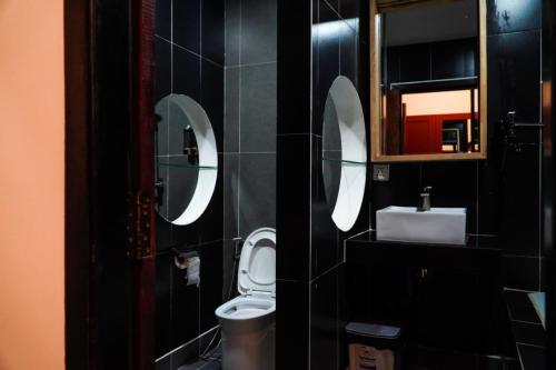 シェムリアップにあるANGKOR SIVUTHA HOTELのバスルーム(トイレ、洗面台、鏡付)