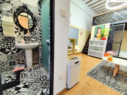 a bathroom with a sink and a mirror on a wall at Shanghai Hills & Zinn Happy Family Bnb in Shanghai