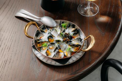 ホテルの敷地内または近くでの食事または食べ物
