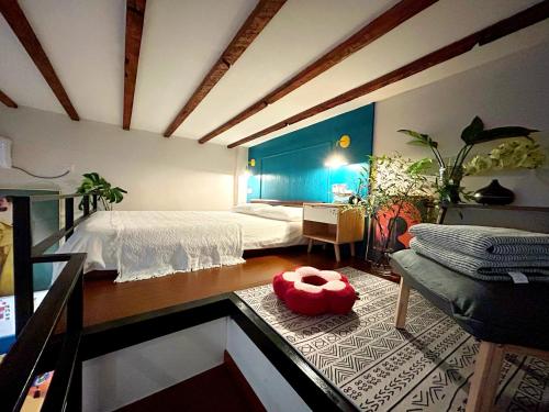 - une chambre avec un lit et un pouf rouge dans l'établissement Shanghai Hills & ZINN City Bnb Near Line13 Mid Huaihai Rd & Changle Rd, à Shanghai