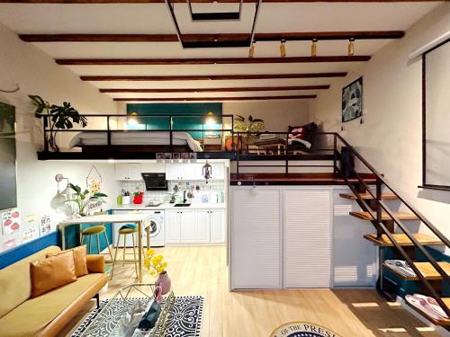 ein Wohnzimmer mit einem Hochbett und einer Küche in der Unterkunft Shanghai Hills & ZINN City Bnb in Shanghai