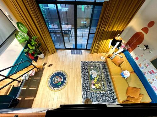 - un salon avec un canapé dans l'établissement Shanghai Hills & ZINN City Bnb Near Line13 Mid Huaihai Rd & Changle Rd, à Shanghai