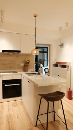 eine Küche mit einer weißen Theke und einem Stuhl darin in der Unterkunft Shanghai Hills & CoZy Roof House in Shanghai