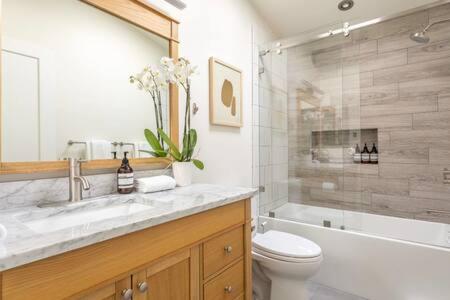ein Badezimmer mit einem Waschbecken, einem WC und einer Badewanne in der Unterkunft Stay right by the Manhattan Beach Strand in Manhattan Beach