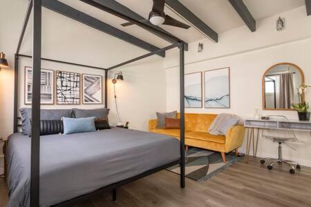 1 dormitorio con cama, sofá y lavamanos en STAY NEXT TO THE SAND Best Hermosa Pier Location en Hermosa Beach