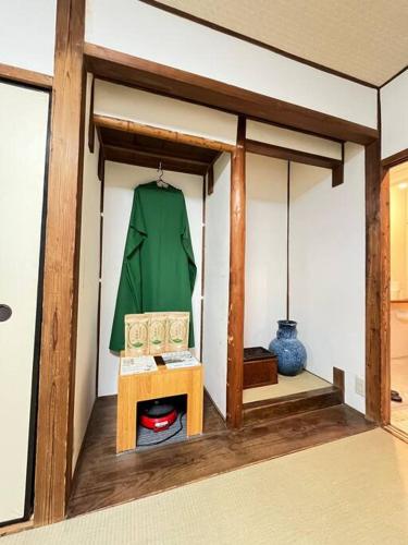 una habitación con una mesa y un jarrón en la pared en 最大８人様まで宿泊可能な１棟貸しです！近鉄八尾駅から徒歩３分！, en Yaochō