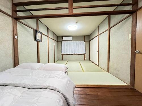 Cama o camas de una habitación en 最大８人様まで宿泊可能な１棟貸しです！近鉄八尾駅から徒歩３分！