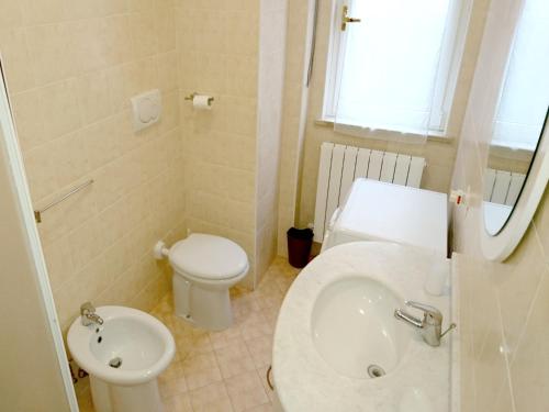 A bathroom at Grottammare mon amour Kira