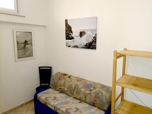 格羅塔姆馬雷的住宿－Grottammare mon amour Kira，客厅配有沙发和墙上的照片