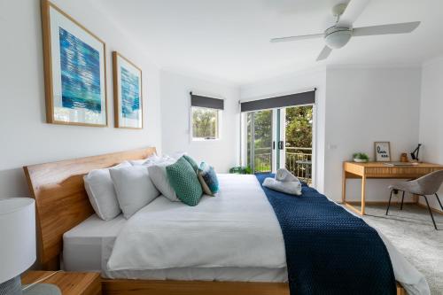 1 dormitorio con 1 cama grande con manta azul en The Dunes, en Ocean Grove