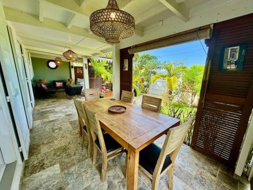 Fotografie z fotogalerie ubytování Villa Pinky Créole vue mer proche plage v destinaci Trois Bassins