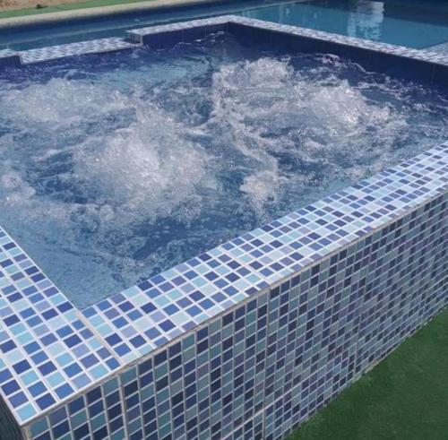 an overhead view of a swimming pool with blue tiles at Espectacular Cabaña en Santa Veronica in Santa Veronica