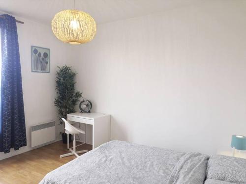 ein Schlafzimmer mit einem Bett, einer Lampe und einer Anlage in der Unterkunft Lovely three-room apartment near metro station in Saint-Denis