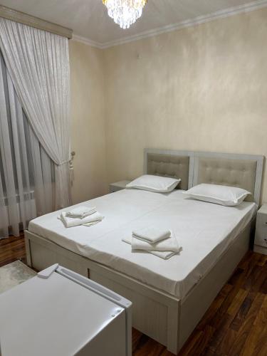 Säng eller sängar i ett rum på Hotel Firuza