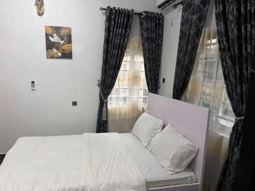 Кровать или кровати в номере Luxistt Apartment Magodo