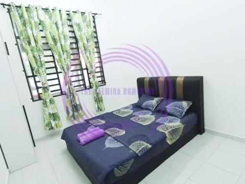 Un pat sau paturi într-o cameră la The Clemira Homestay @ Sungai Karangan, Kulim, Kedah