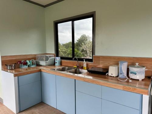 Η κουζίνα ή μικρή κουζίνα στο Althea Apartelle