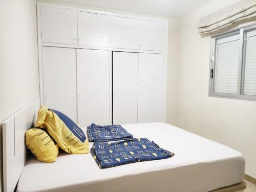 Duas almofadas sentadas numa cama num quarto em Acogedor y competo apartamento. em Villajoyosa