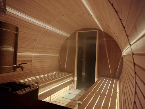 uma sauna vazia com uma luz no meio em Gîte la p'tite rivière em Saint-Nabord