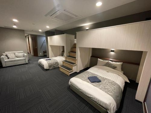 um quarto de hotel com duas camas e uma escada em ＥＮＴ　ＴＥＲＲＡＣＥ　ＡＳＡＫＵＳＡ em Tóquio
