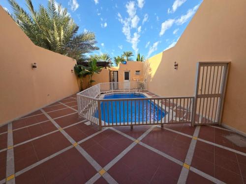 einen Pool im Innenhof eines Hauses in der Unterkunft فيلا على البحر بمسبح خاص وشاطى رملي in Durrat Al-Arus