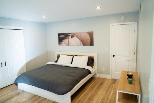 um quarto com uma cama e uma mesa em Island in the Hills Modern Poolside Home in San Diego em San Diego