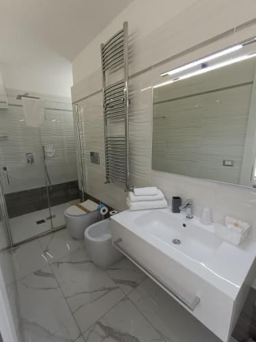 Bilik mandi di HOTEL PARADISE