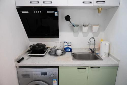 Una cocina o zona de cocina en Shanghai Century Old House Downtown B&B