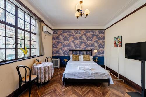 Cama o camas de una habitación en Shanghai Century Old House Downtown B&B