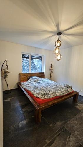 1 dormitorio con 1 cama grande en una habitación con ventanas en GP Luxury Apartment, en Schönenwerd