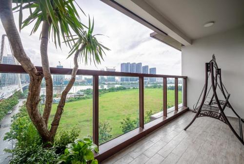 balcón con vistas a una palmera en The Metropoles - Sy's Home, en Ho Chi Minh