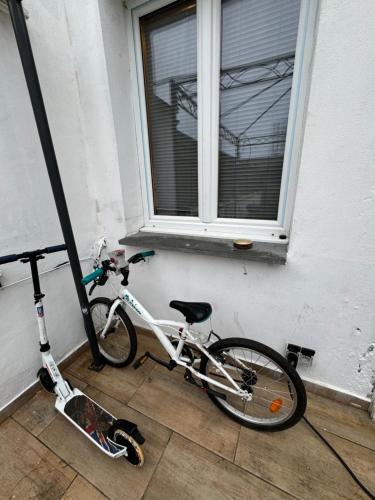 a bike parked in front of a window at Logement de Ville 4 chambres proche de Lille in Tourcoing