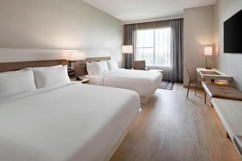Postel nebo postele na pokoji v ubytování AC Hotel by Marriott Gainesville Downtown