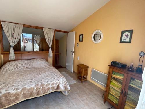 um quarto com uma cama e uma janela em charme et simplicité de ce nouveau bien em Empuriabrava