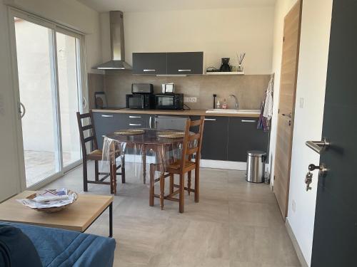 une cuisine et une salle à manger avec une table et des chaises dans l'établissement Gîte au pied du Ventoux, à Villes-sur-Auzon