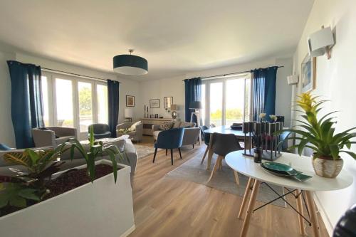 un salon avec une table et une salle à manger dans l'établissement Grand appartement 3 chambres vue mer Pontaillac, à Royan